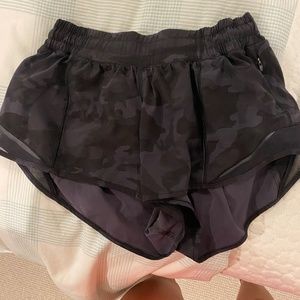 Lululemon black camo hotty hot shorts 2.5''